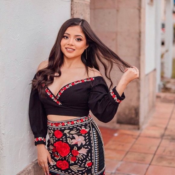 COPY - Stunning off the shoulder shirt - Picture 2 of 7